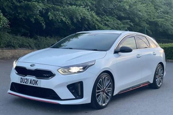 Sort Kia ProCeed fra 2022 set udefra