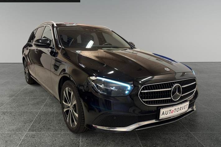 Sort Mercedes E300 de fra 2022 set udefra