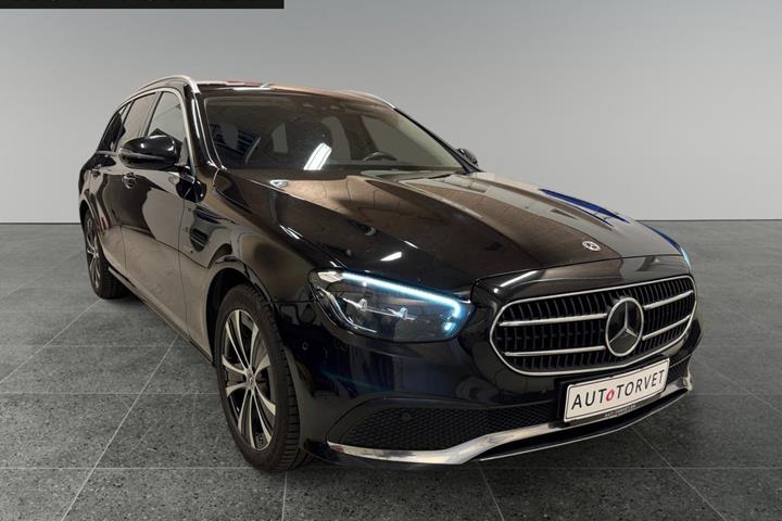 Sort Mercedes E300 de fra 2022 set udefra