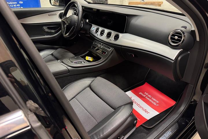 Sort Mercedes E300 de fra 2022