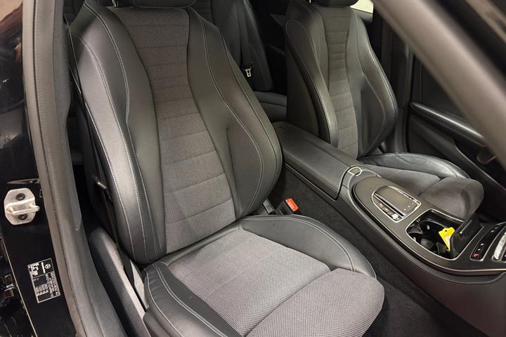 Sort Mercedes E300 de fra 2022