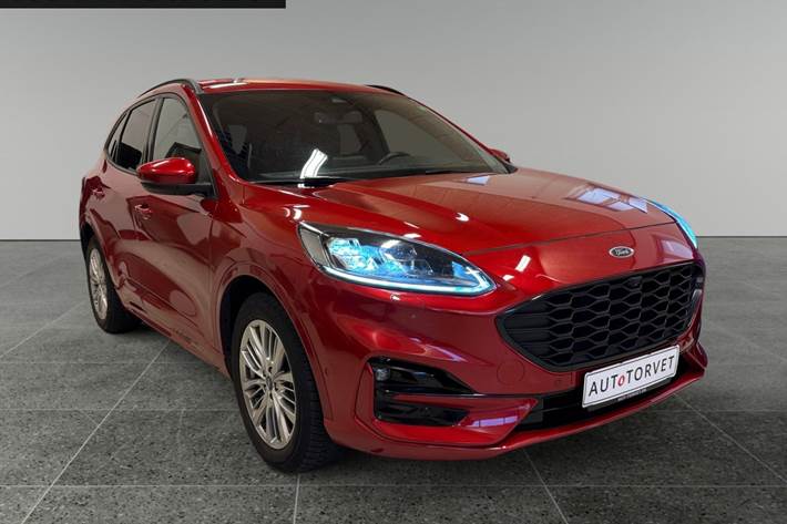 Rød Ford Kuga fra 2020 set udefra