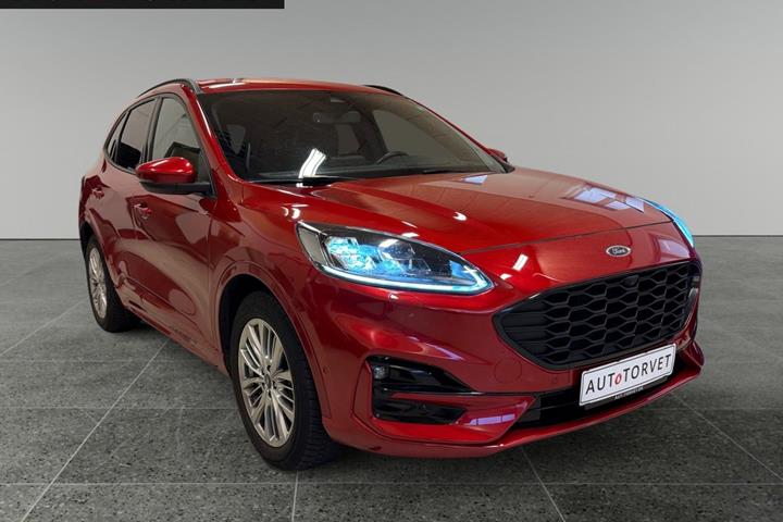Rød Ford Kuga fra 2020 set udefra