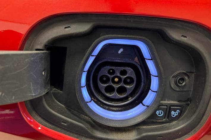 Rød Ford Kuga fra 2020