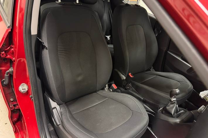 Rød Hyundai i10 fra 2017