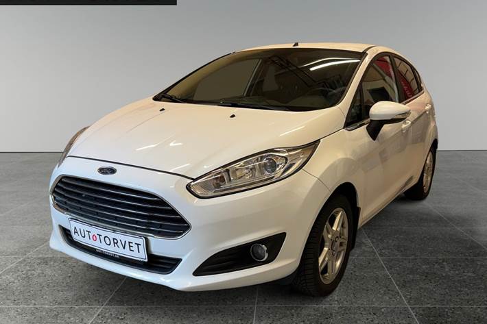 Hvid Ford Fiesta fra 2014 set udefra