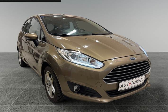 Orange Ford Fiesta fra 2015