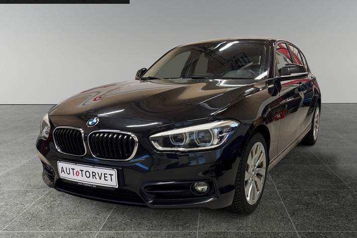 Sort BMW 118i fra 2017 set udefra