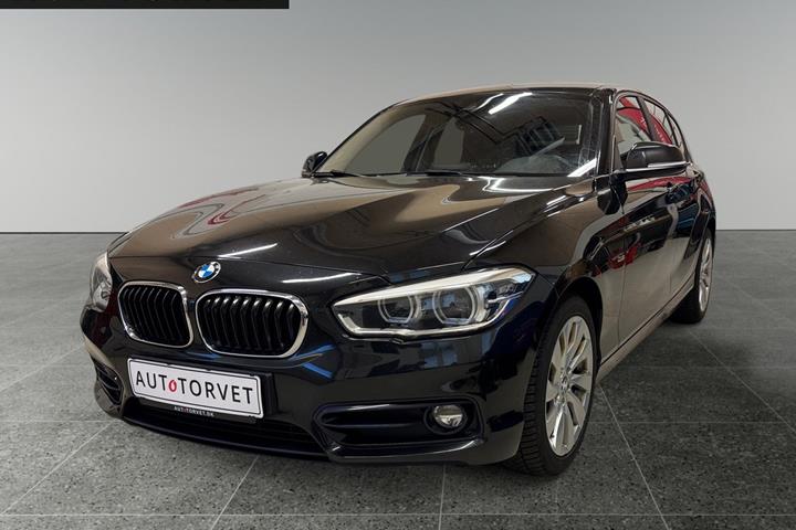 Sort BMW 118i fra 2017 set udefra