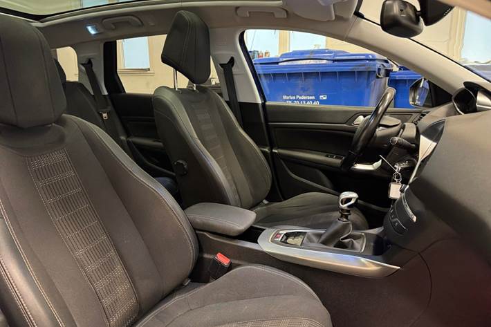 Blå Peugeot 308 fra 2019