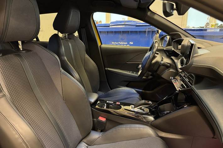 Gul Peugeot e-208 fra 2020