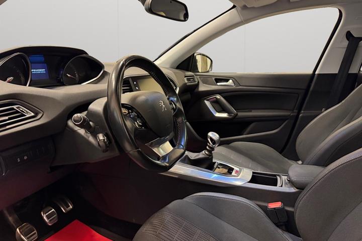 Blå Peugeot 308 fra 2020