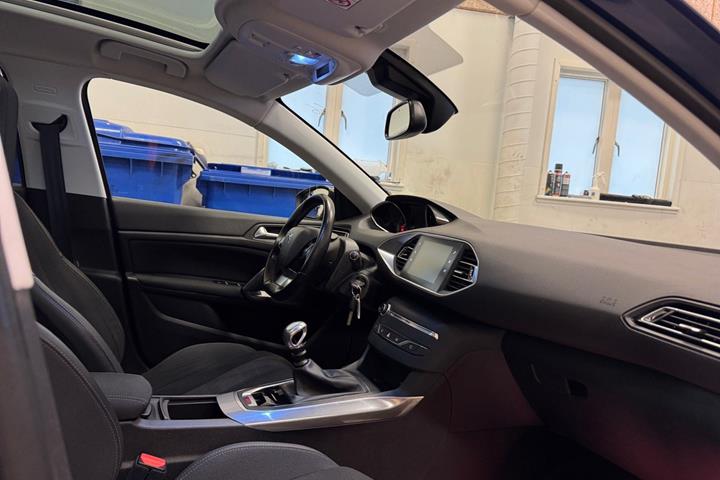 Blå Peugeot 308 fra 2020
