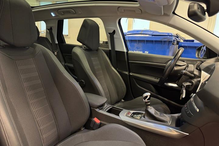 Blå Peugeot 308 fra 2020