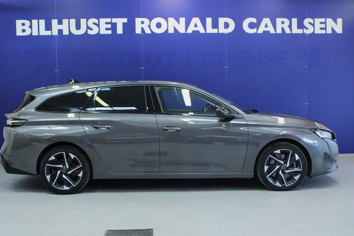 Grå Peugeot 308 fra 2022