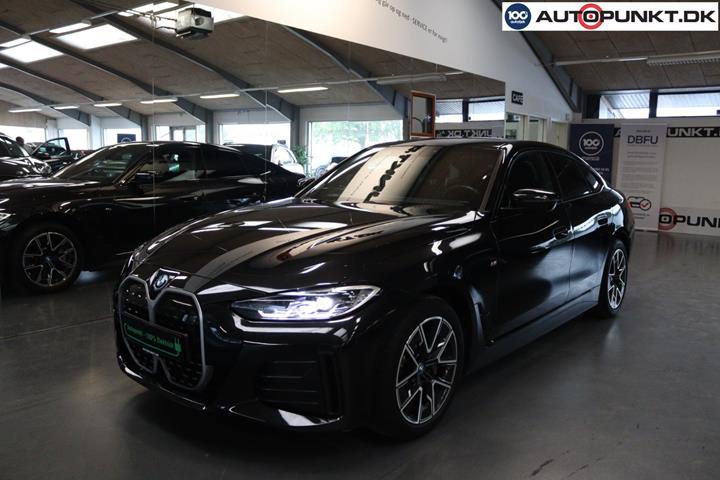 Sort BMW i4 fra 2023 set udefra