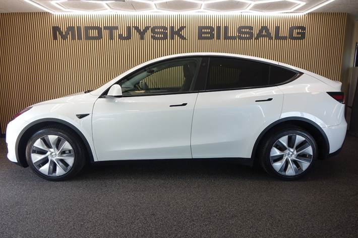 Hvid Tesla Model Y fra 2024