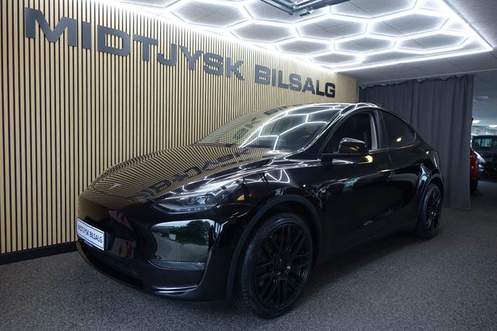 Sort Tesla Model Y fra 2021