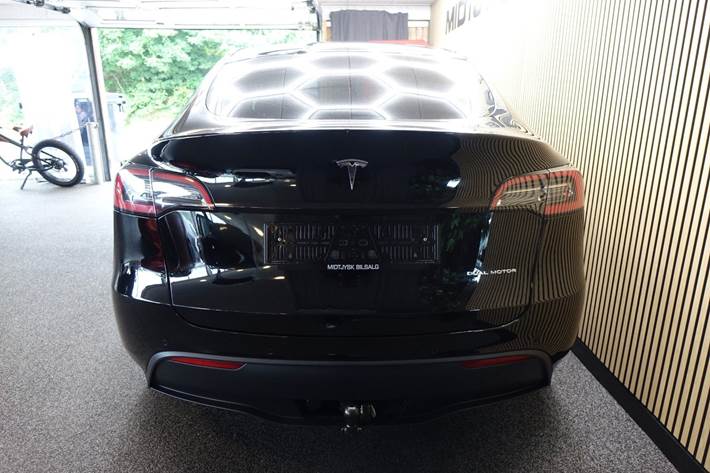 Sort Tesla Model Y fra 2021