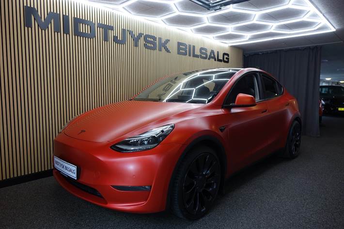 Rød Tesla Model Y fra 2022