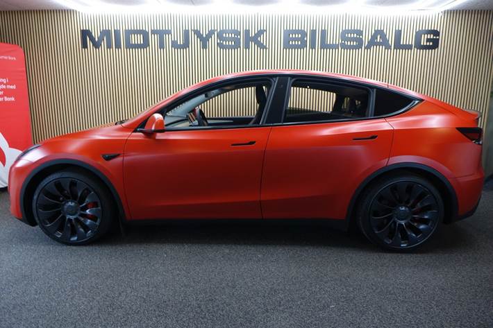 Rød Tesla Model Y fra 2022