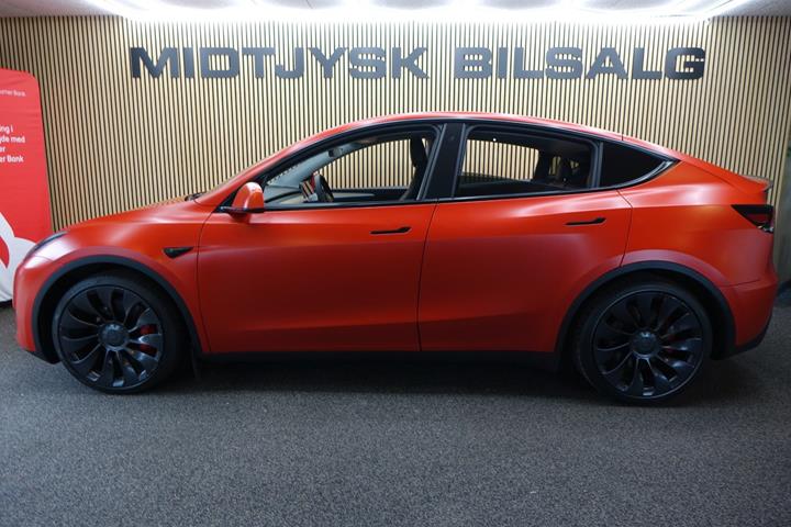 Rød Tesla Model Y fra 2022