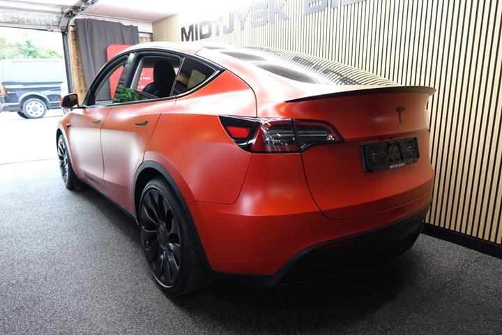 Rød Tesla Model Y fra 2022