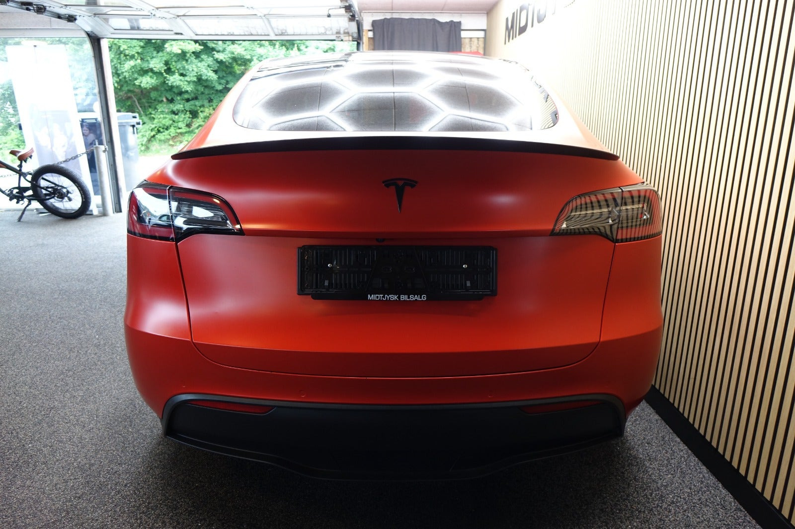 Rød Tesla Model Y fra 2022
