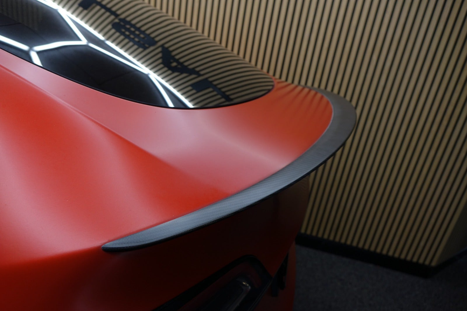 Rød Tesla Model Y fra 2022