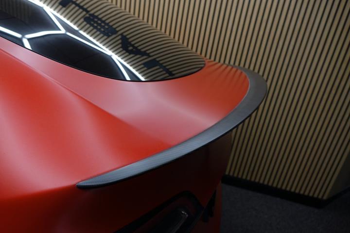 Rød Tesla Model Y fra 2022