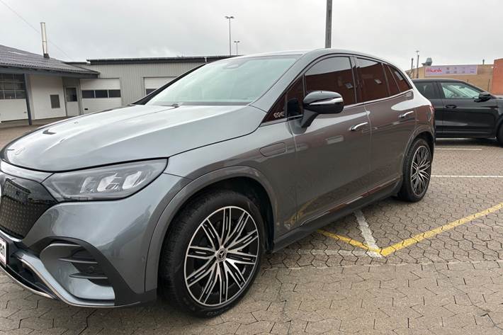 Grå Mercedes EQE350 SUV fra 2025