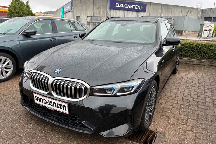 Sort BMW 330e fra 2024
