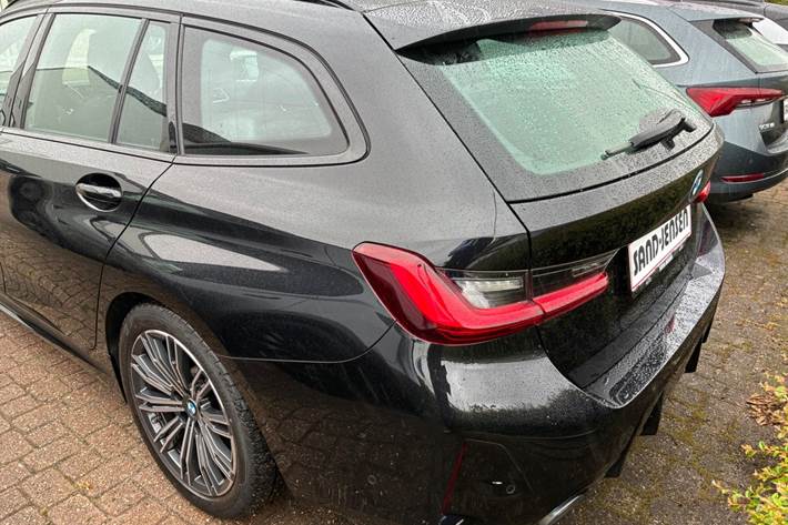 Sort BMW 330e fra 2024