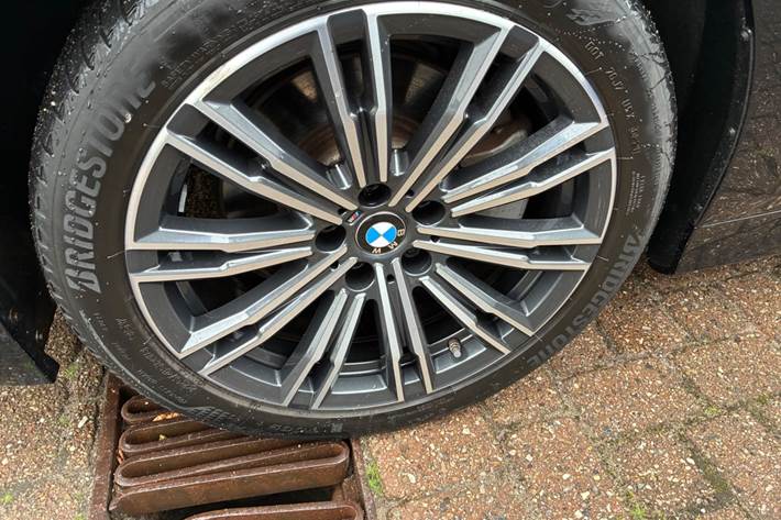 Sort BMW 330e fra 2024