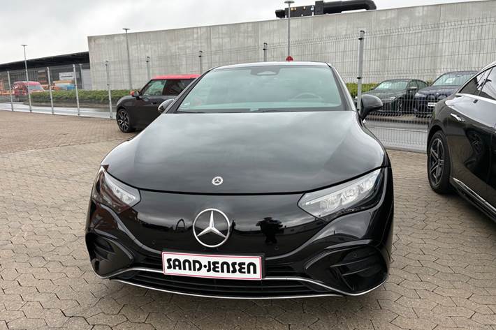 Sort Mercedes EQE350 fra 2024