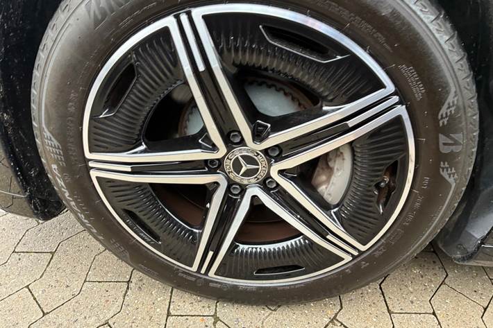 Sort Mercedes EQE350 fra 2024