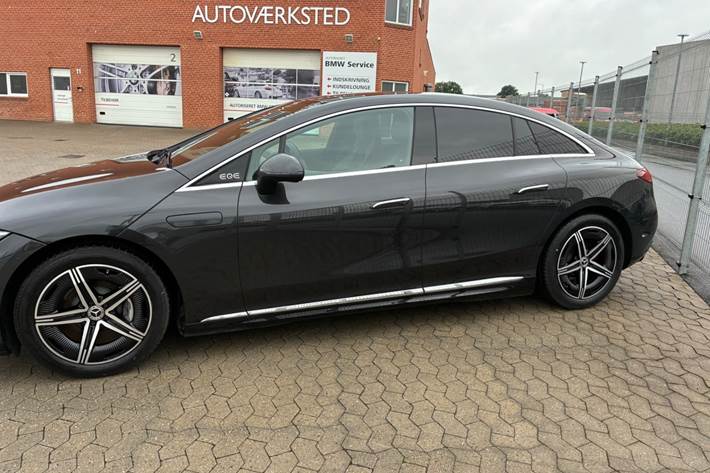 Grå Mercedes EQE350 fra 2024