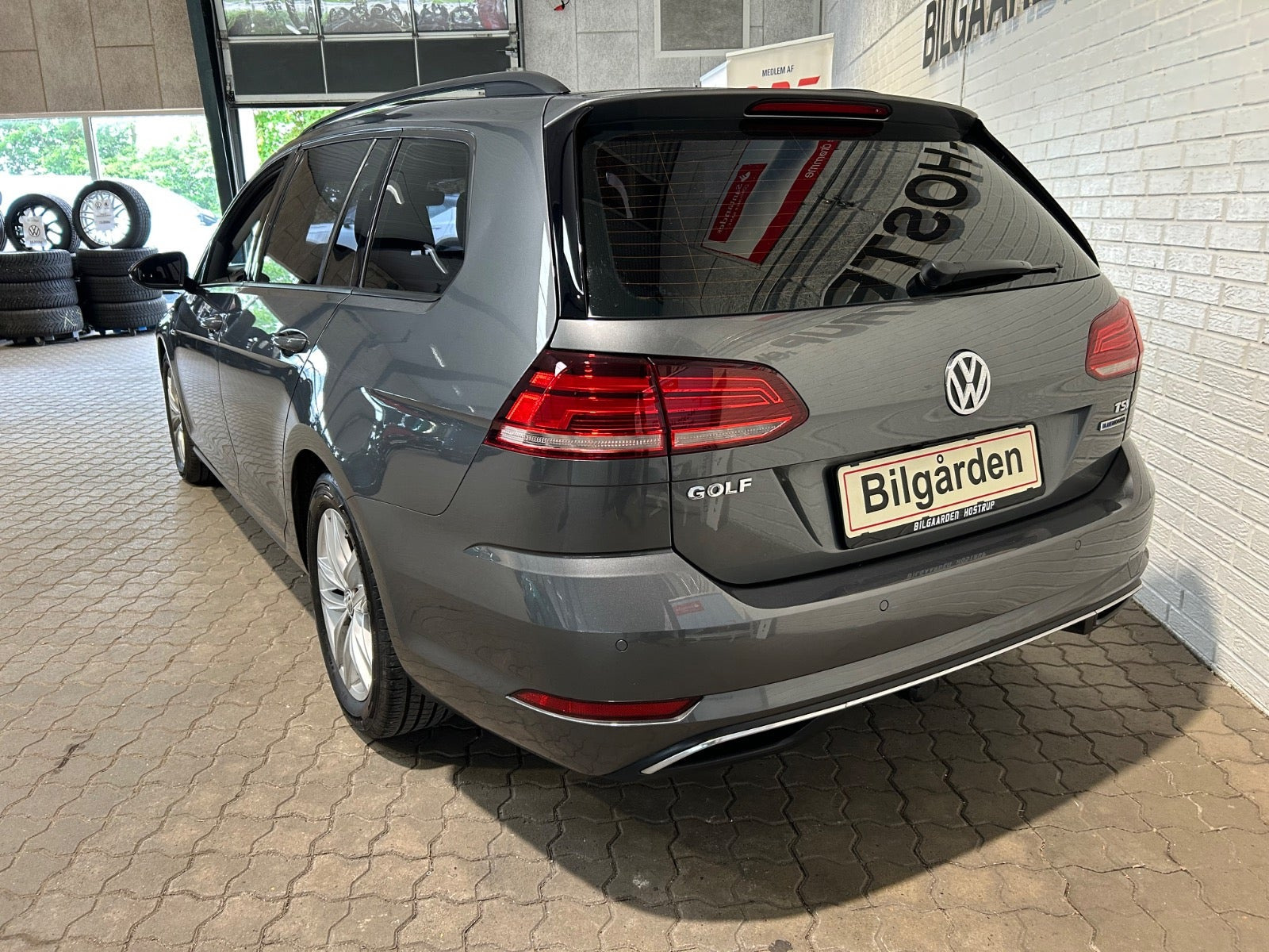Grå VW Golf VII fra 2018