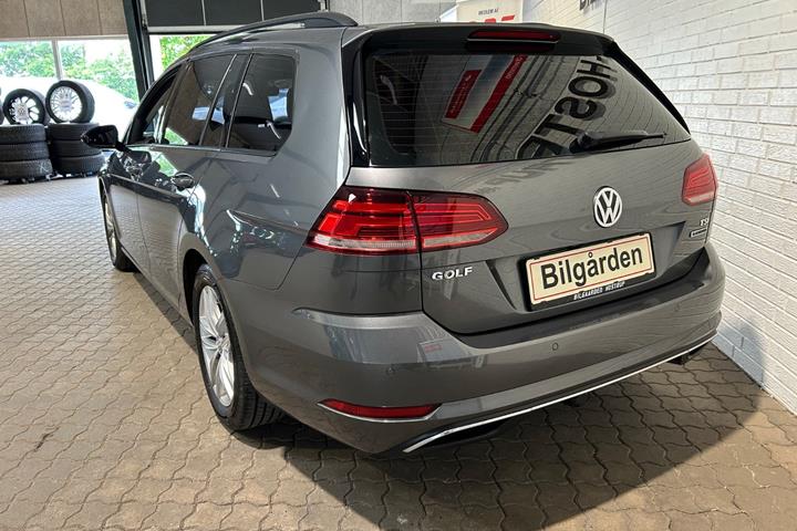 Grå VW Golf VII fra 2018