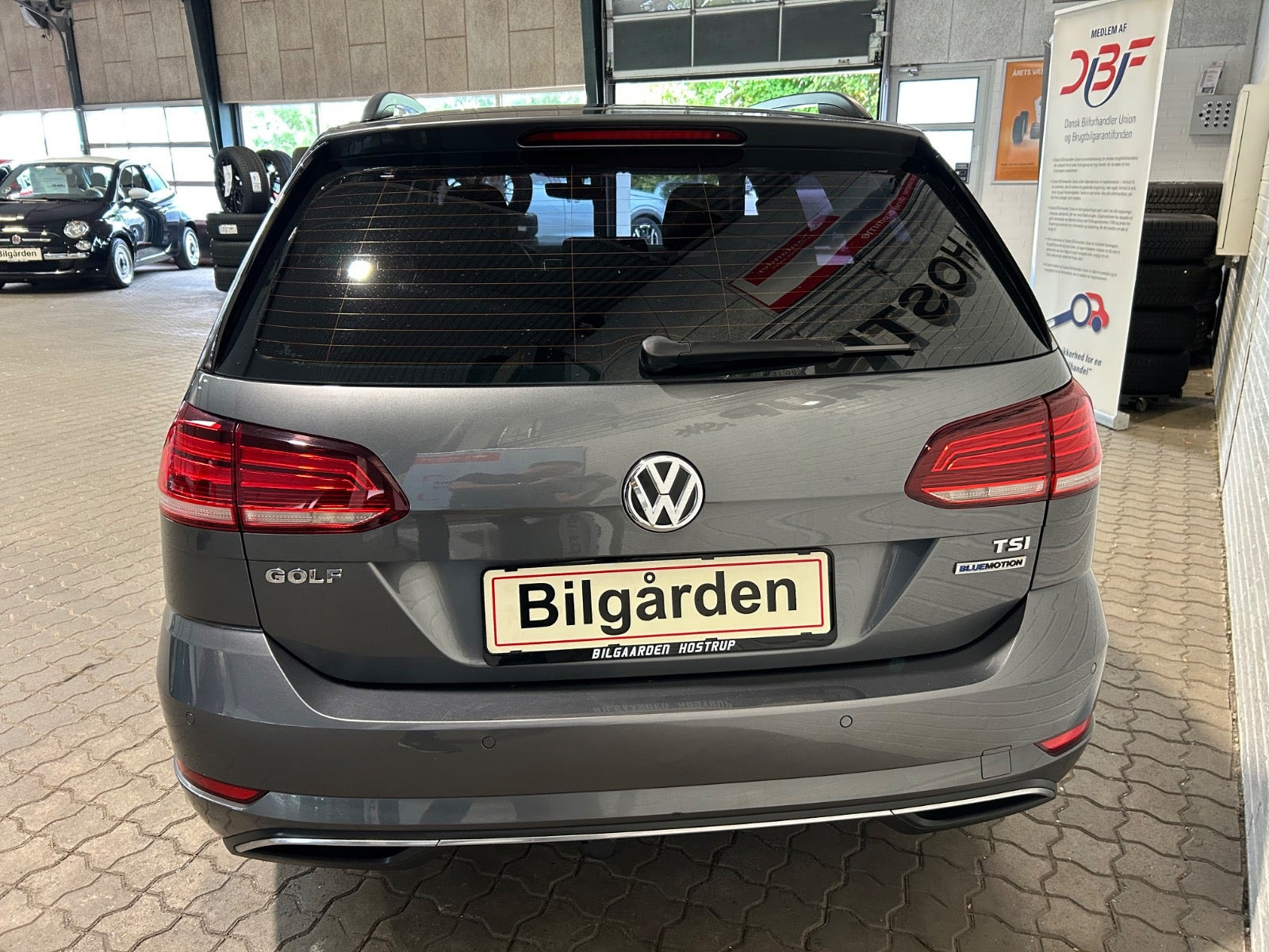 Grå VW Golf VII fra 2018
