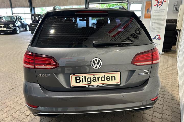 Grå VW Golf VII fra 2018