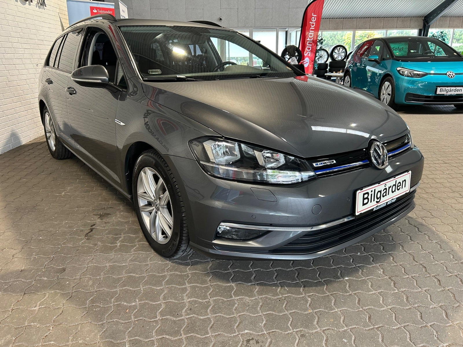 Grå VW Golf VII fra 2018