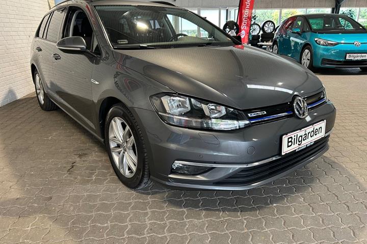 Grå VW Golf VII fra 2018