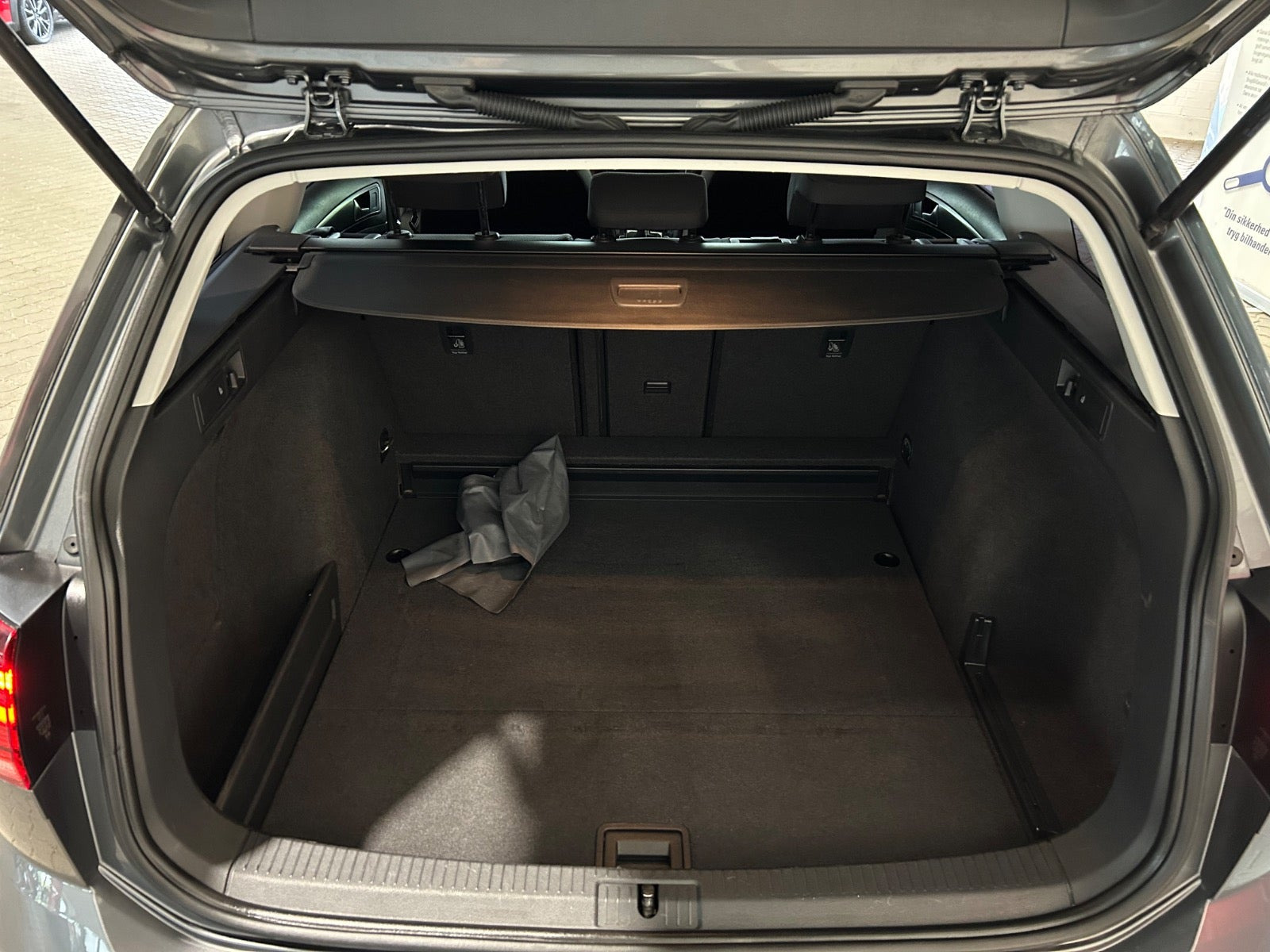 Grå VW Golf VII fra 2018