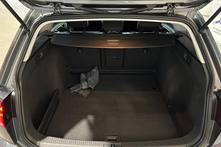 Grå VW Golf VII fra 2018