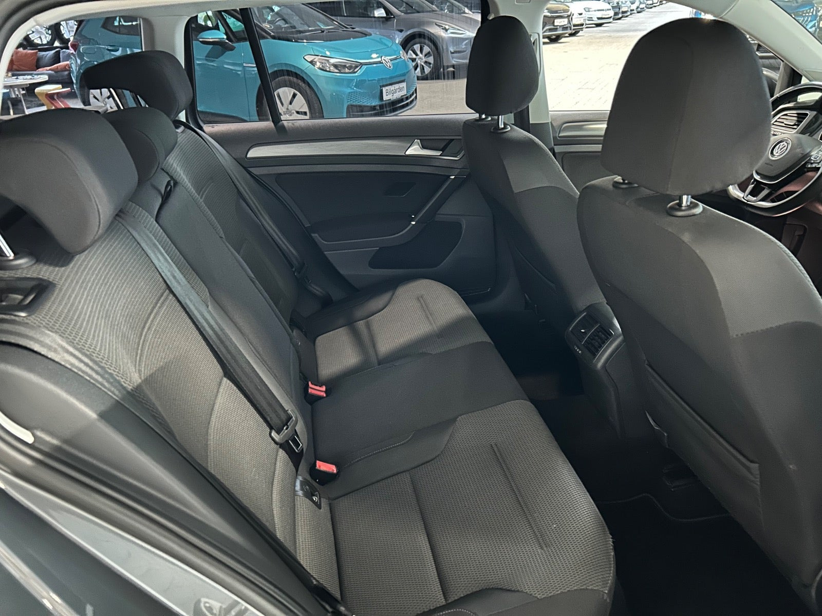 Grå VW Golf VII fra 2018