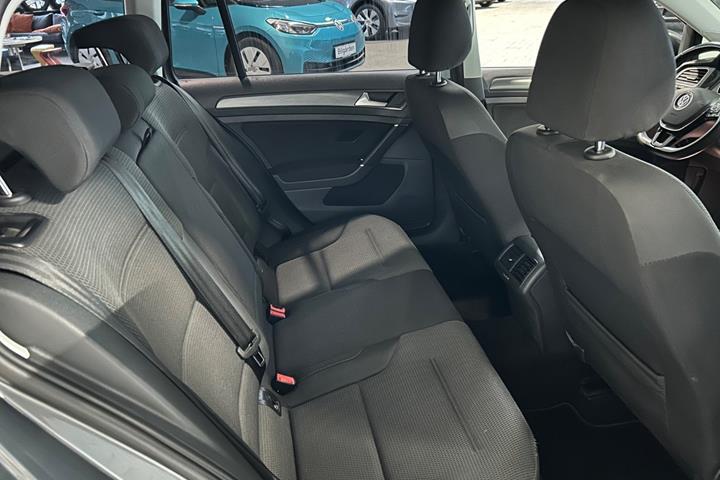 Grå VW Golf VII fra 2018