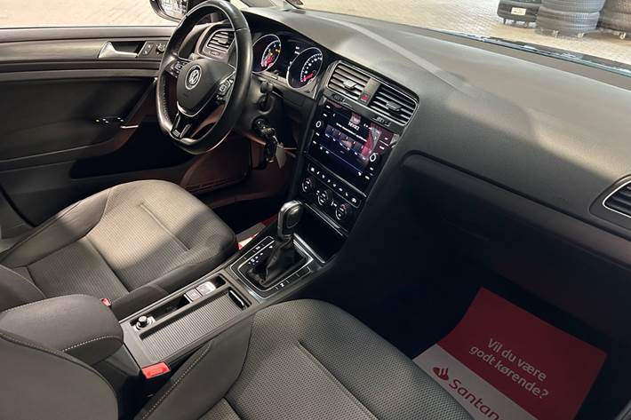 Grå VW Golf VII fra 2018
