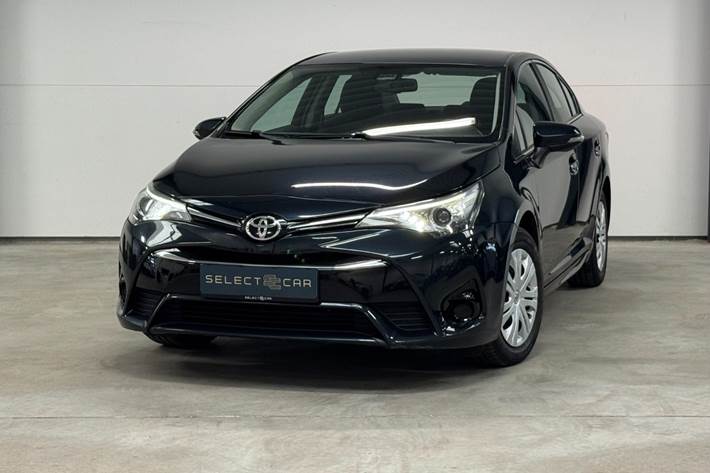 Blå Toyota Avensis fra 2016