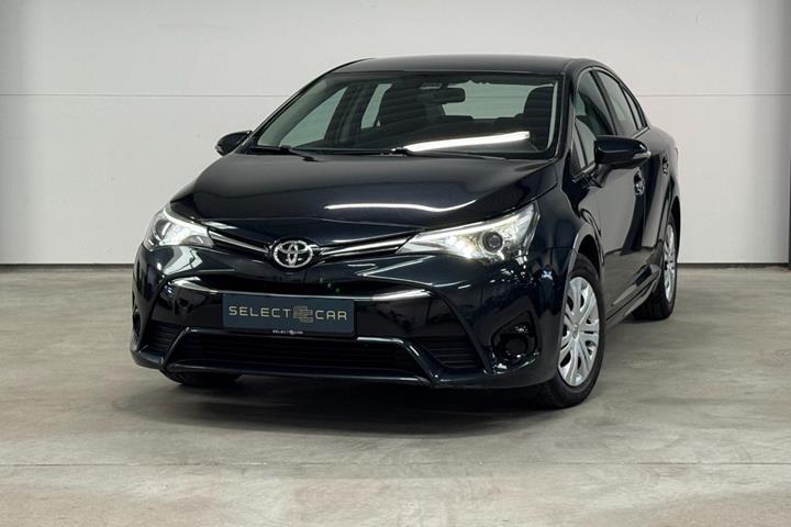 Blå Toyota Avensis fra 2016 set udefra
